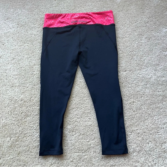 ✨Under Armour HeatGear Women’s Pink Fitted Capri Leggings - Size XS - EUC - Picture 2 of 6